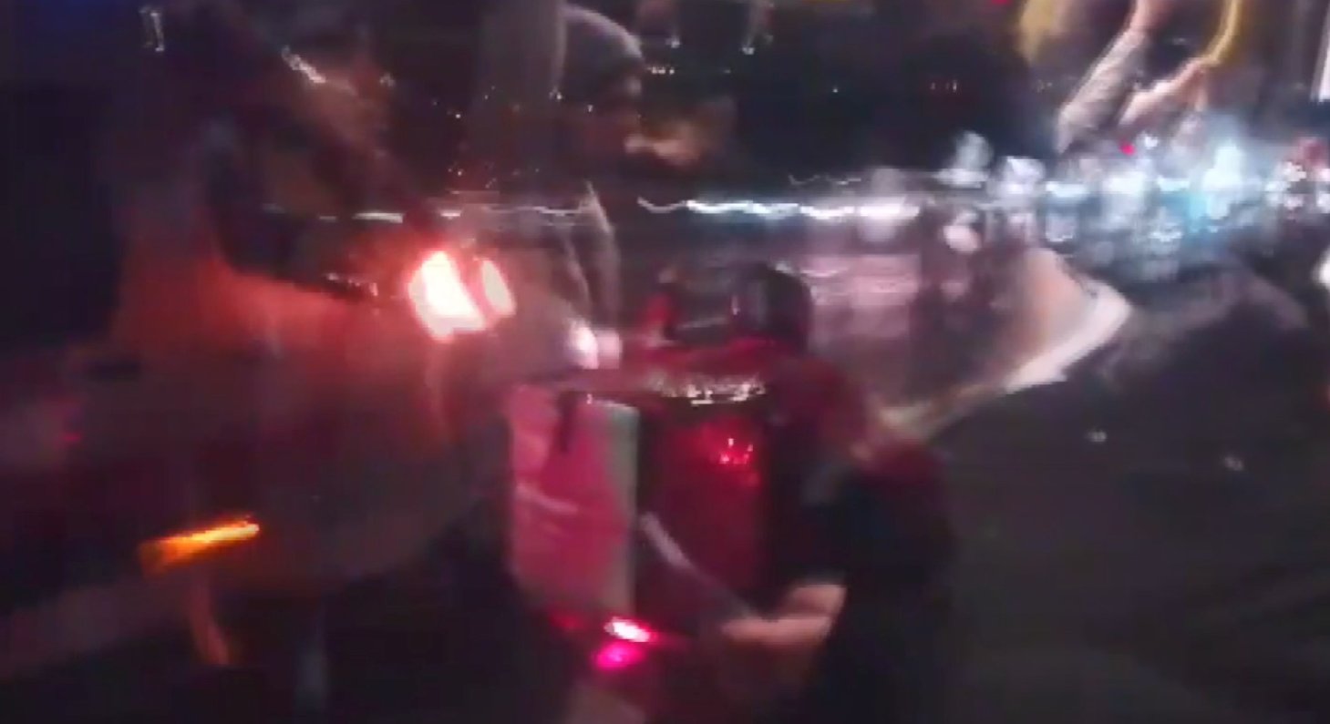 Metrobüs ve ambulans motokuryeye kalkan oldu