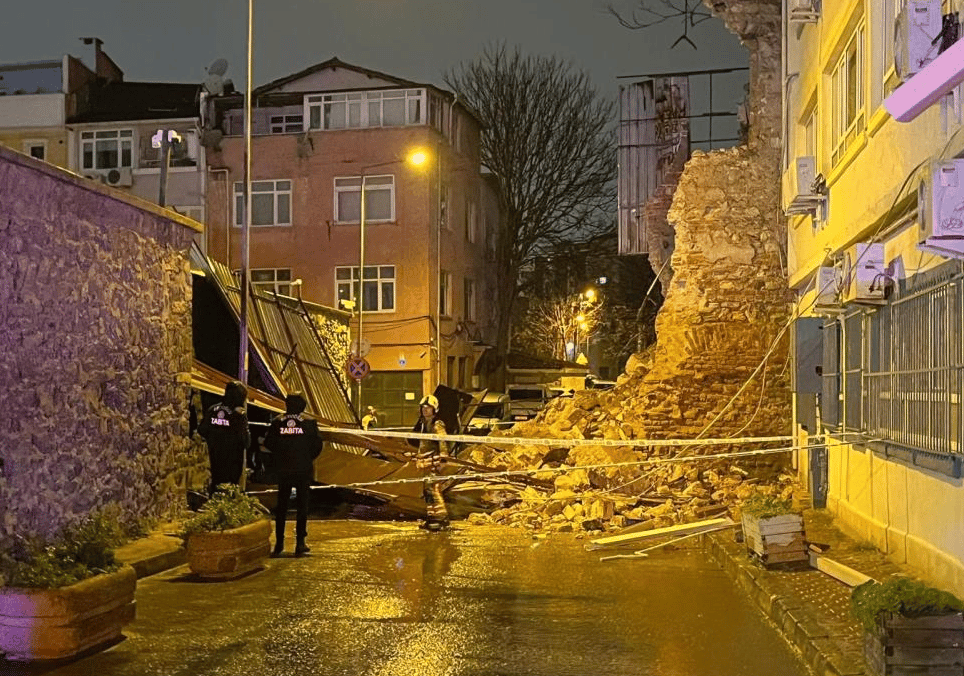 Metruk bina sokağa yıkıldı