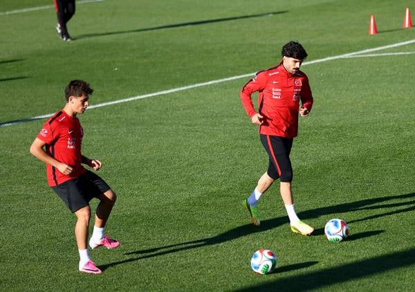 Milliler antrenmanda basın mensuplarıyla bayramlaştı