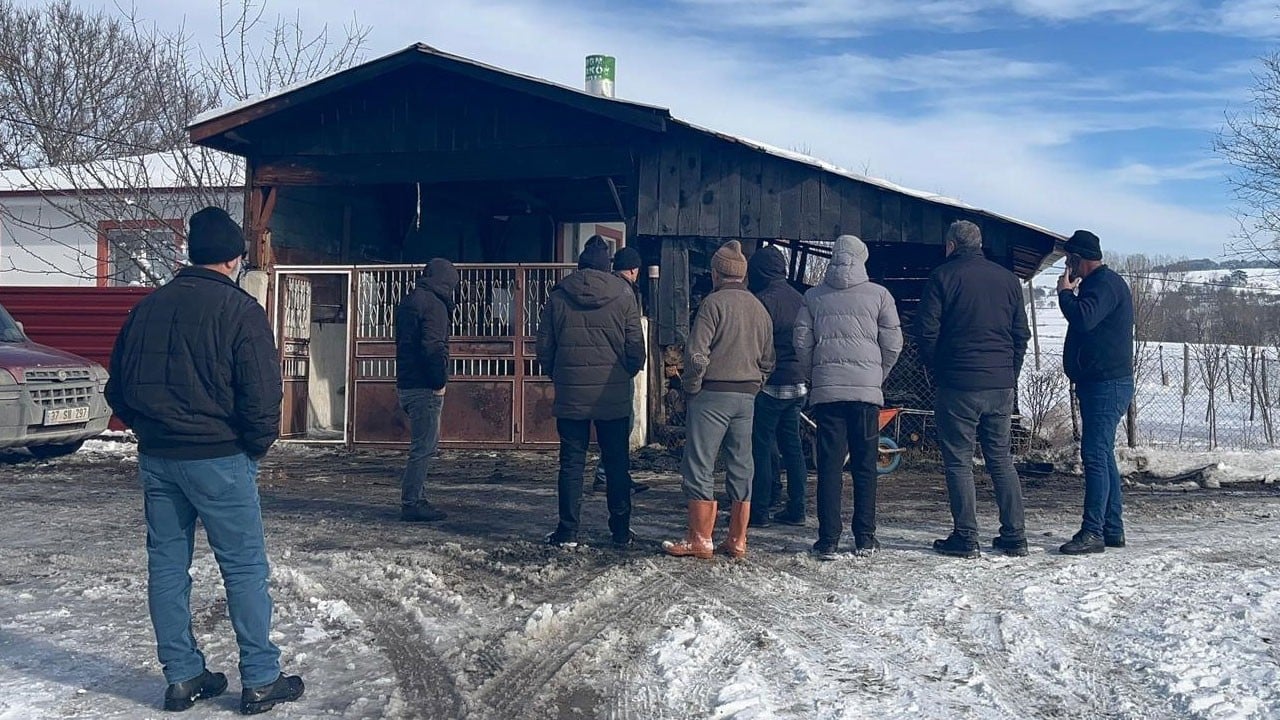 Minibüsünü yanarken görünce kalp krizi geçirdi