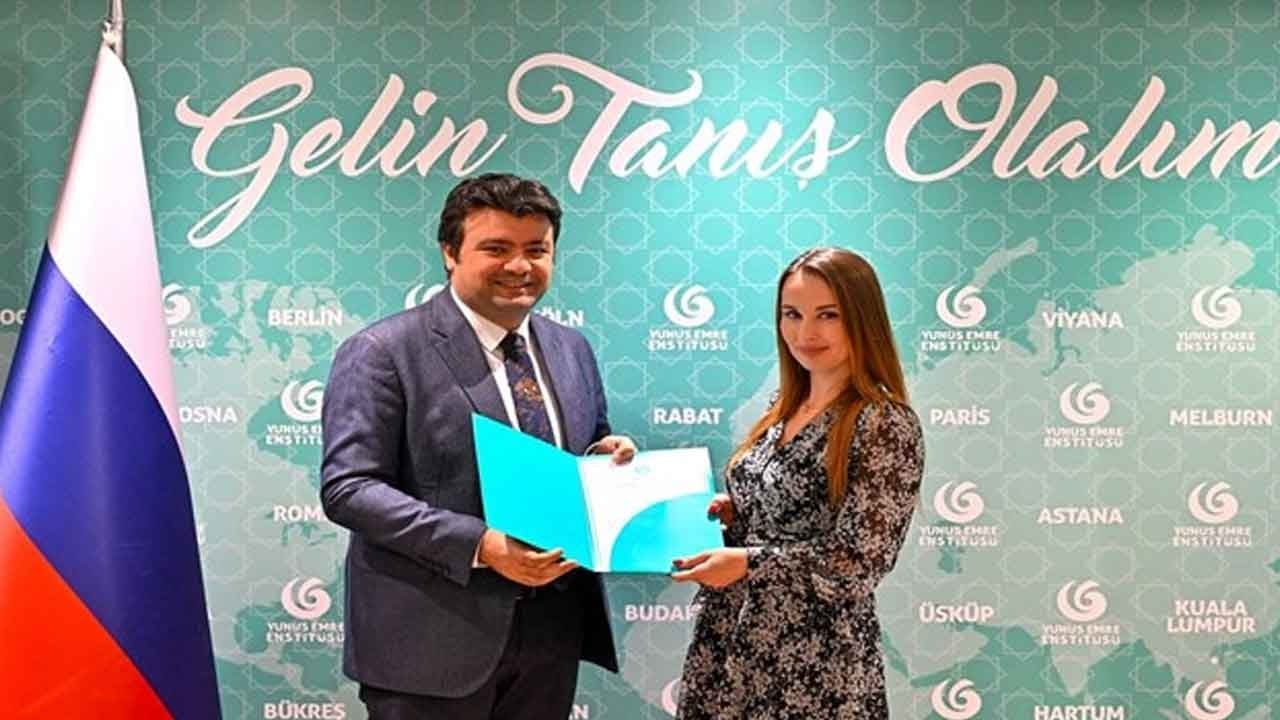 Moskova’da muazzam başarı Türkçeyi söken Ruslar diplomalarını bir bir kaptı! Yunus Emre Enstitüsünde gurur günü!