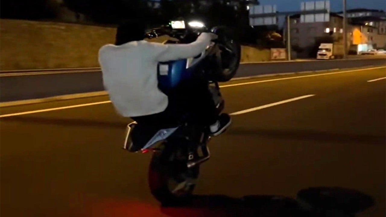 Motosikletle akrobasi pahalıya patladı 'Aday' çıktı ama magandalığa