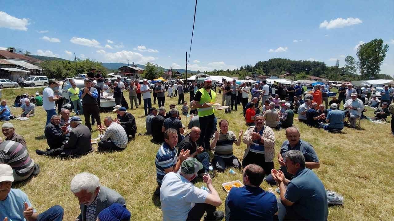 Mudurnu'da asırlık gelenek semazenlerle canlandı! Yarım tondan fazla et ve bulgur dev kazanlarda pişirilip halka ikram edildi!