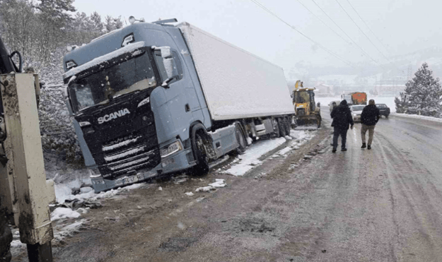 Mudurnu'da kamyon şarampole devrildi: 1 yaralı