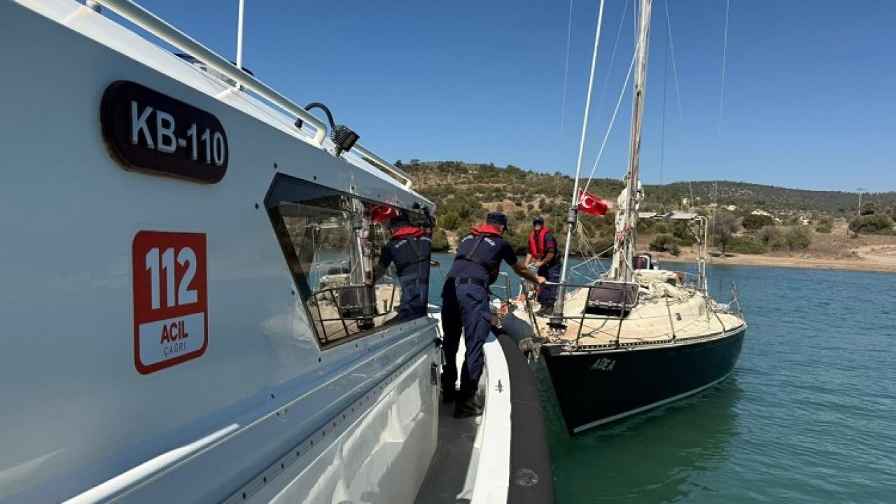 Muğla açıklarında 29 düzensiz göçmen kurtarıldı: 2 göçmen kaçakçılığı şüphelisi gözaltında