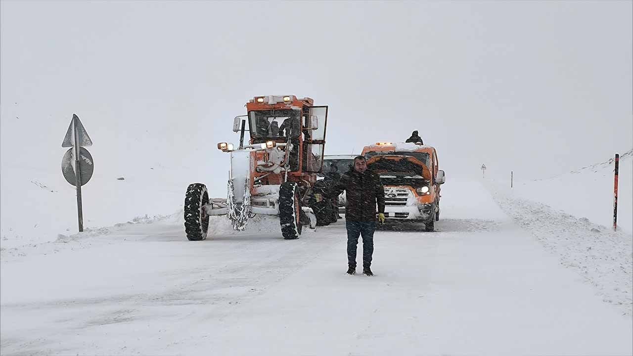 Muş-Kulp yolunda dev araçlara geçit yok! Kar ve tipi ulaşımı vurdu, tırlar için yol resmen mühürlendi