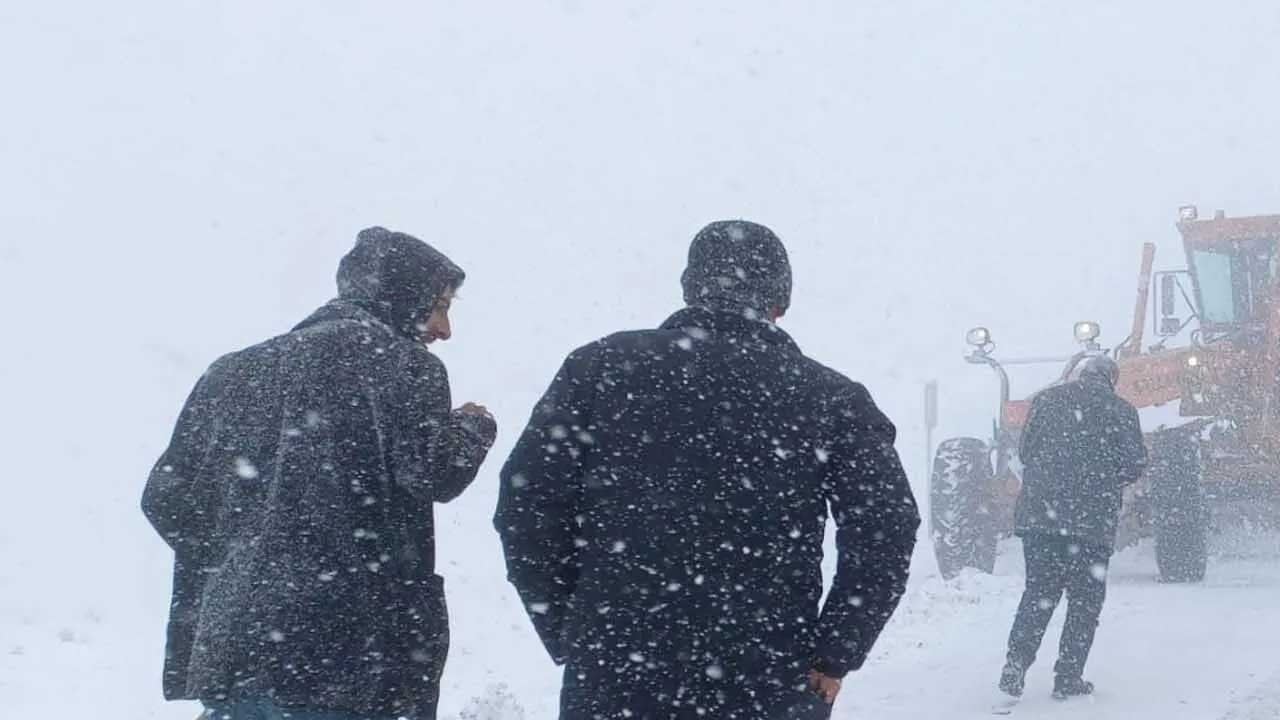 Muş’ta kar yağışı 250 köy yolunu ulaşıma kapattı