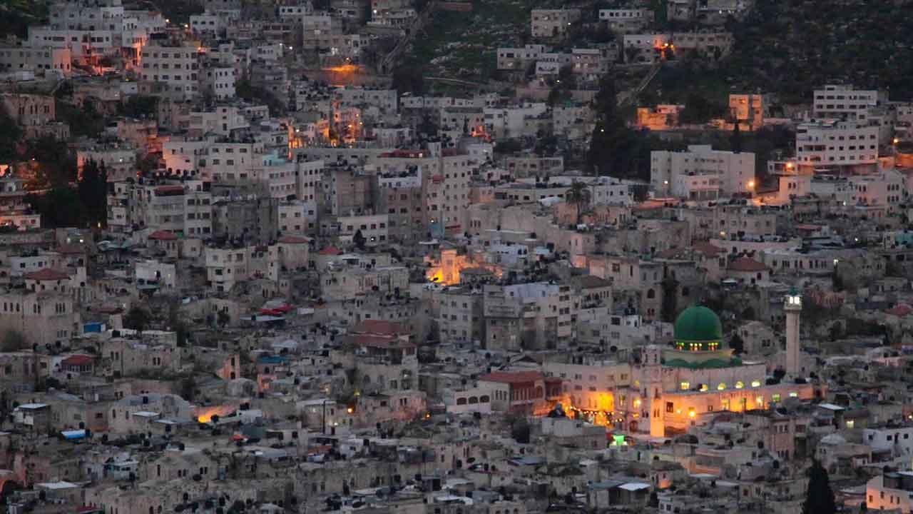 Nablus'ta yerleşimci terörü! Maskeli gaspçılar Filistin köylerini ateşe verdi: Sokaklar alev alev!