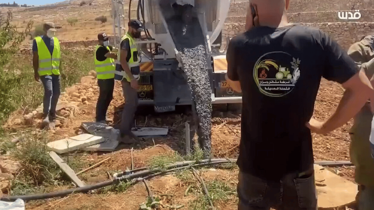 Namussuz İsrail Filistin'deki su kuyularına çimento döküyor!