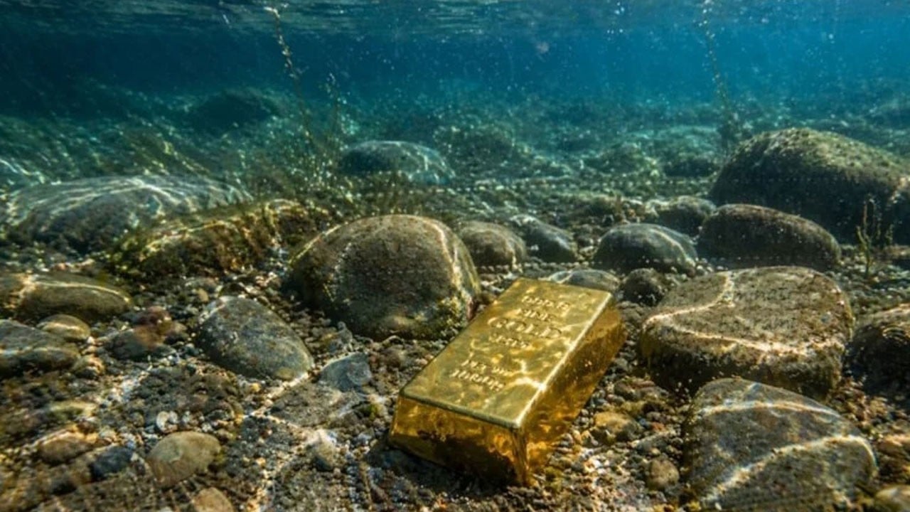 Nasipte varsa sel de getirir göl de! Göle girdi, ayağına servet takıldı: Tam 500 gram!