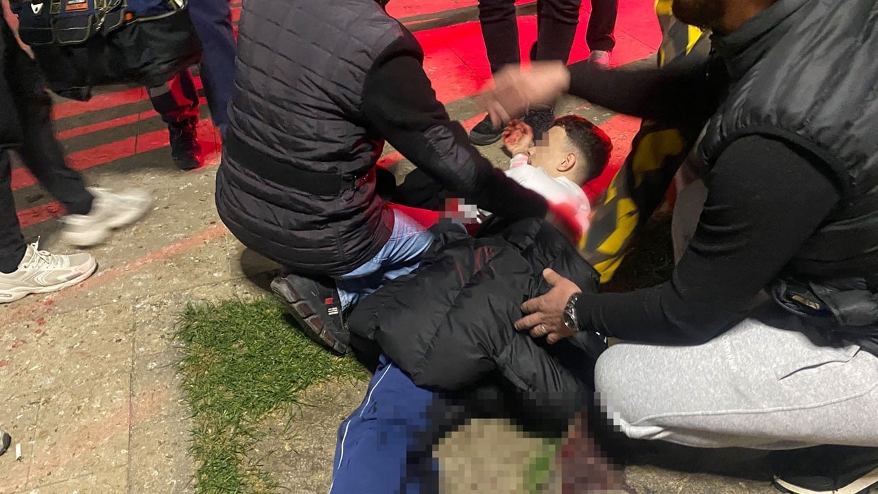 Ne oluyor bu çocuklara! Parktaki kavgada kan aktı