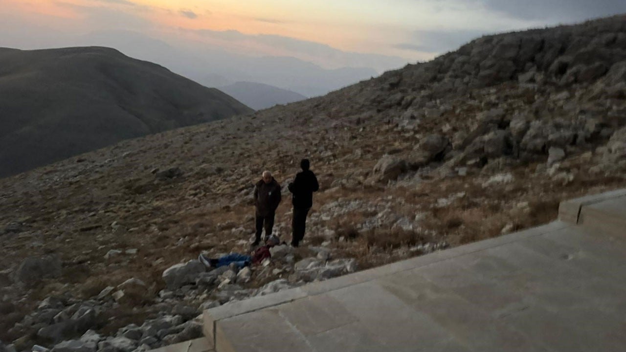 Nemrut’ta korkutan anlar! Turist merdivenden yuvarlandı