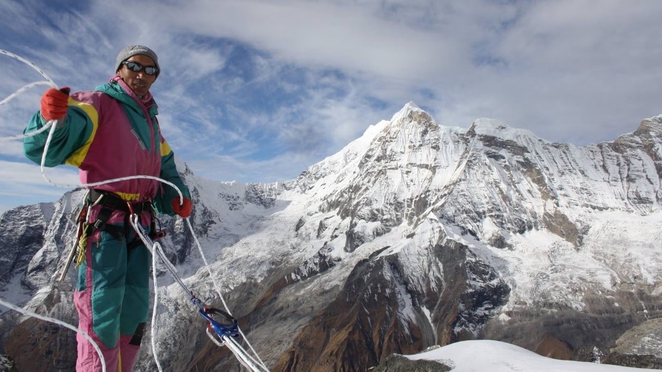Nepalli dağcı kendi rekorunu kırdı! Everest'in zirvesine 32. kez tırmandı