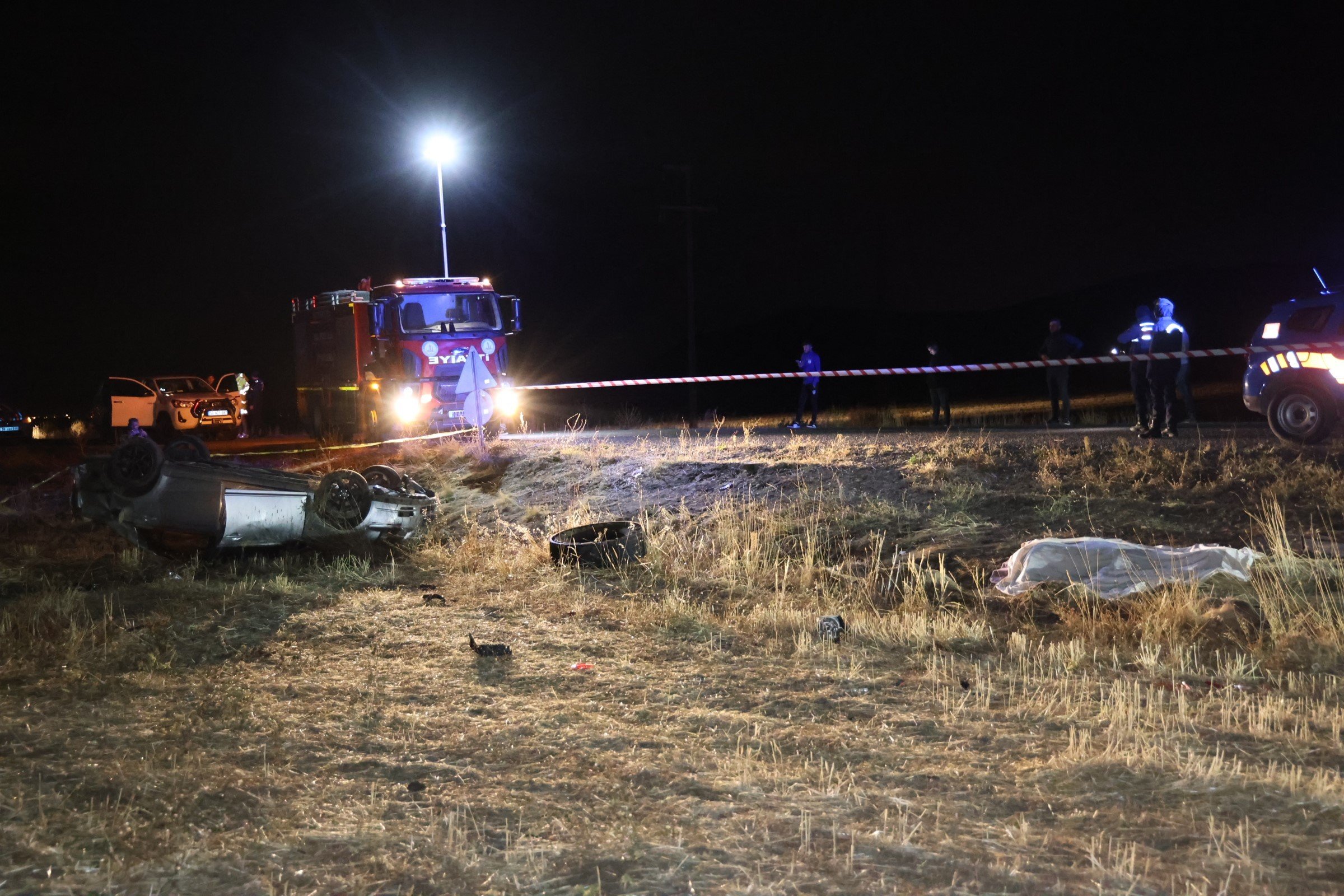 Nevşehir’de otomobil tarlaya uçtu: 2 ölü, 1 yaralı