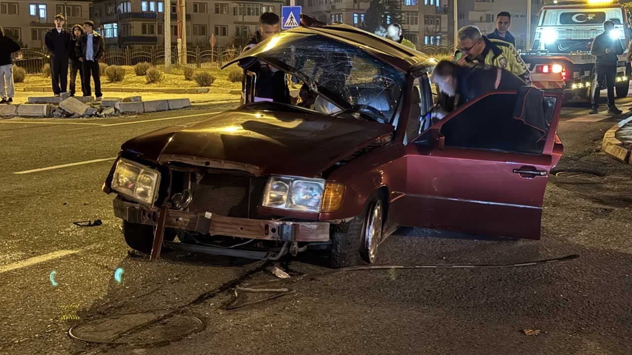 Nevşehir’de tur otobüsü ile otomobil çarpıştı: 2 ölü, 3 yaralı