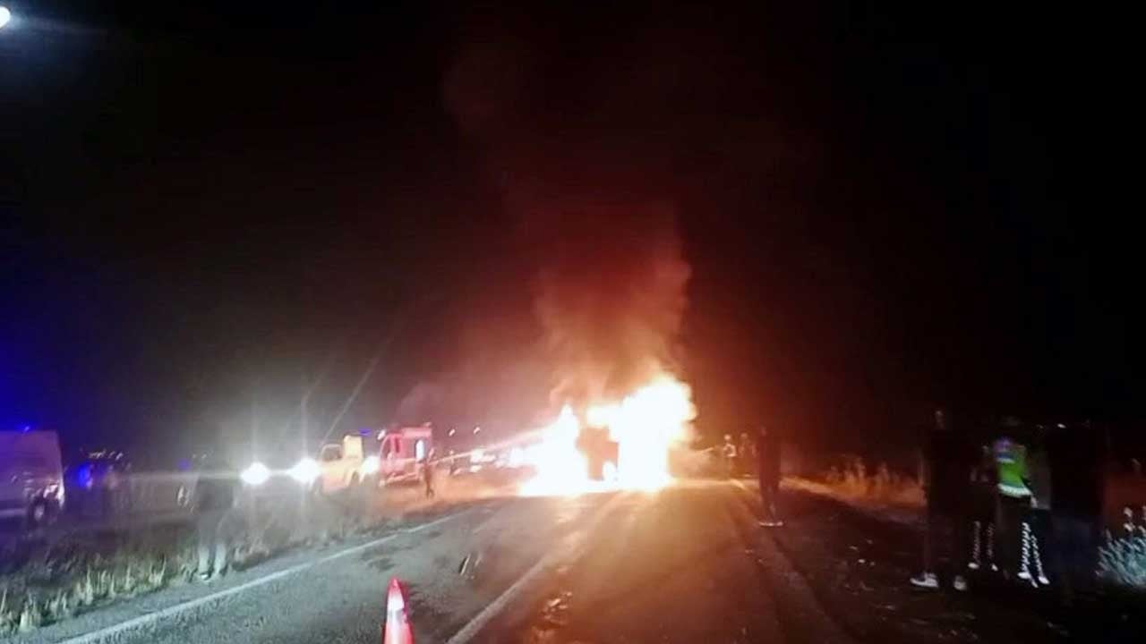 Niğde-Kayseri yolunda kaza! Kamyonet alev aldı