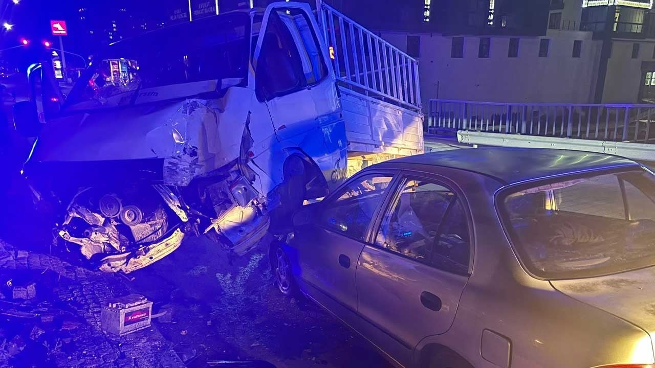 Niğde’de üç aracın karıştığı kazada 4 kişi yaralandı