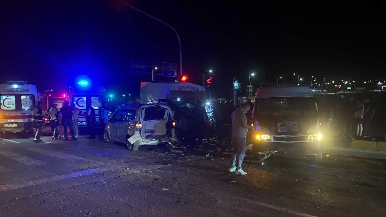 Niğde'de zincirleme trafik kazası! Çok sayıda yaralı var