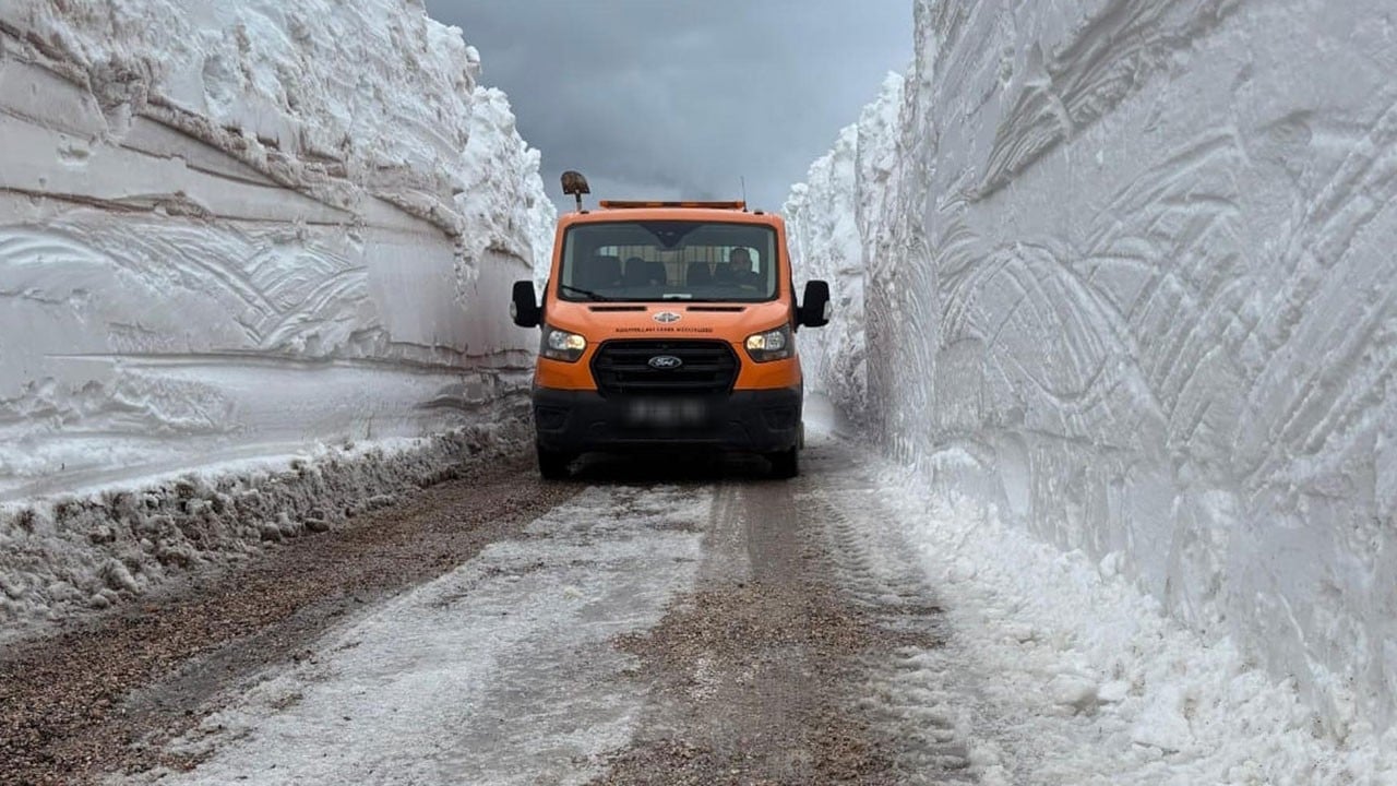 Nisan ayında 4 metreyi aşan karla mücadele