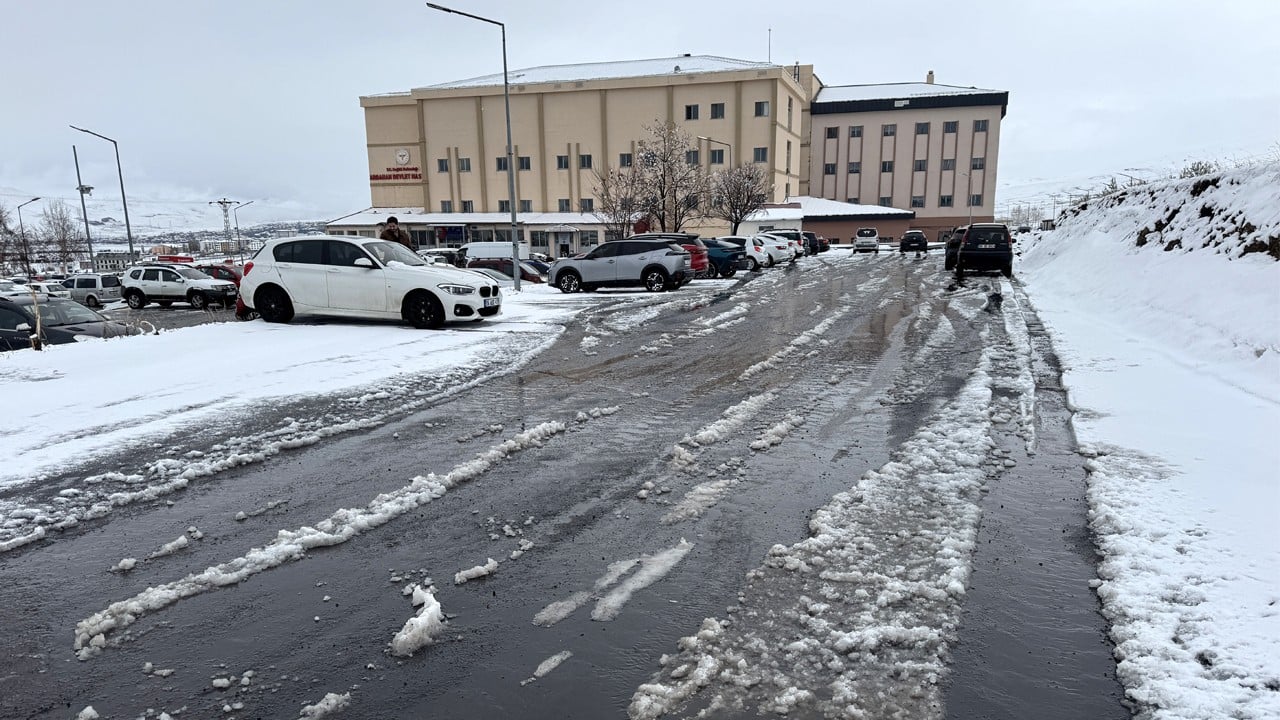 Nisan karı kenti beyaza bürüdü