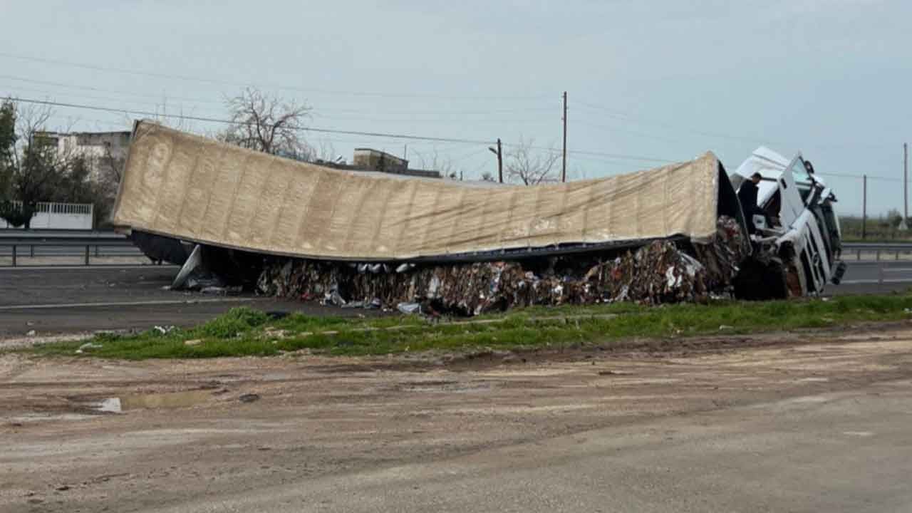 Nusaybin'de korkutan kaza! İpekyolu'nda karton yüklü tır devrildi!