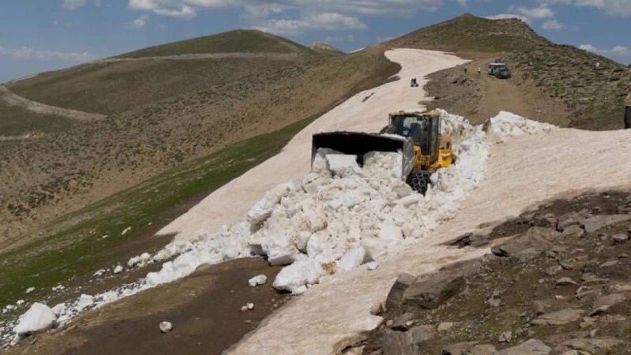 O şehirde Temmuz ayında kar mesaisi sürüyor!