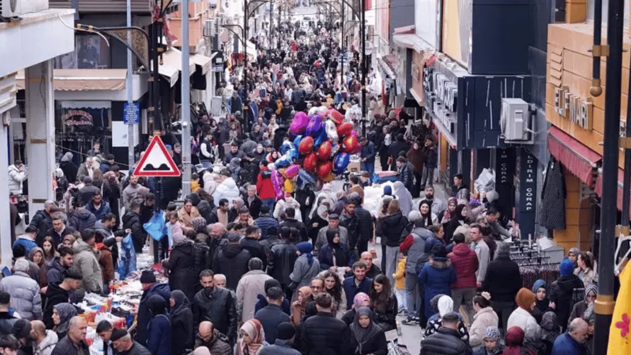 O şehirde yoğunluk patladı! Sokaklarda adım atacak yer yok: Taksim'i aratmadı