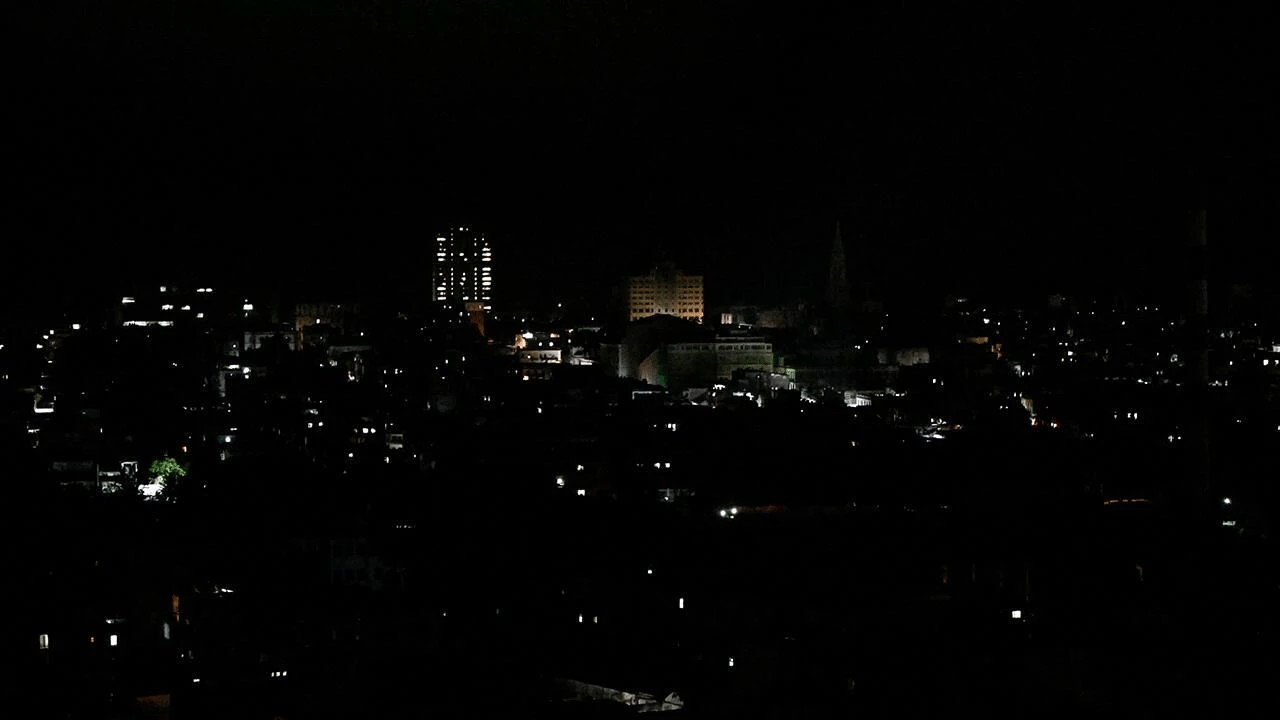 O ülkenin tamamında elektrikler gitti! Ülke komple karanlık!