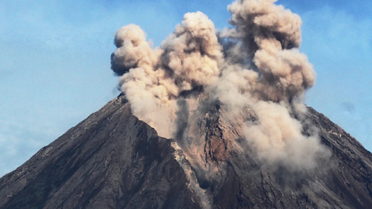 O yanardağ bir günde 4 kez patladı!