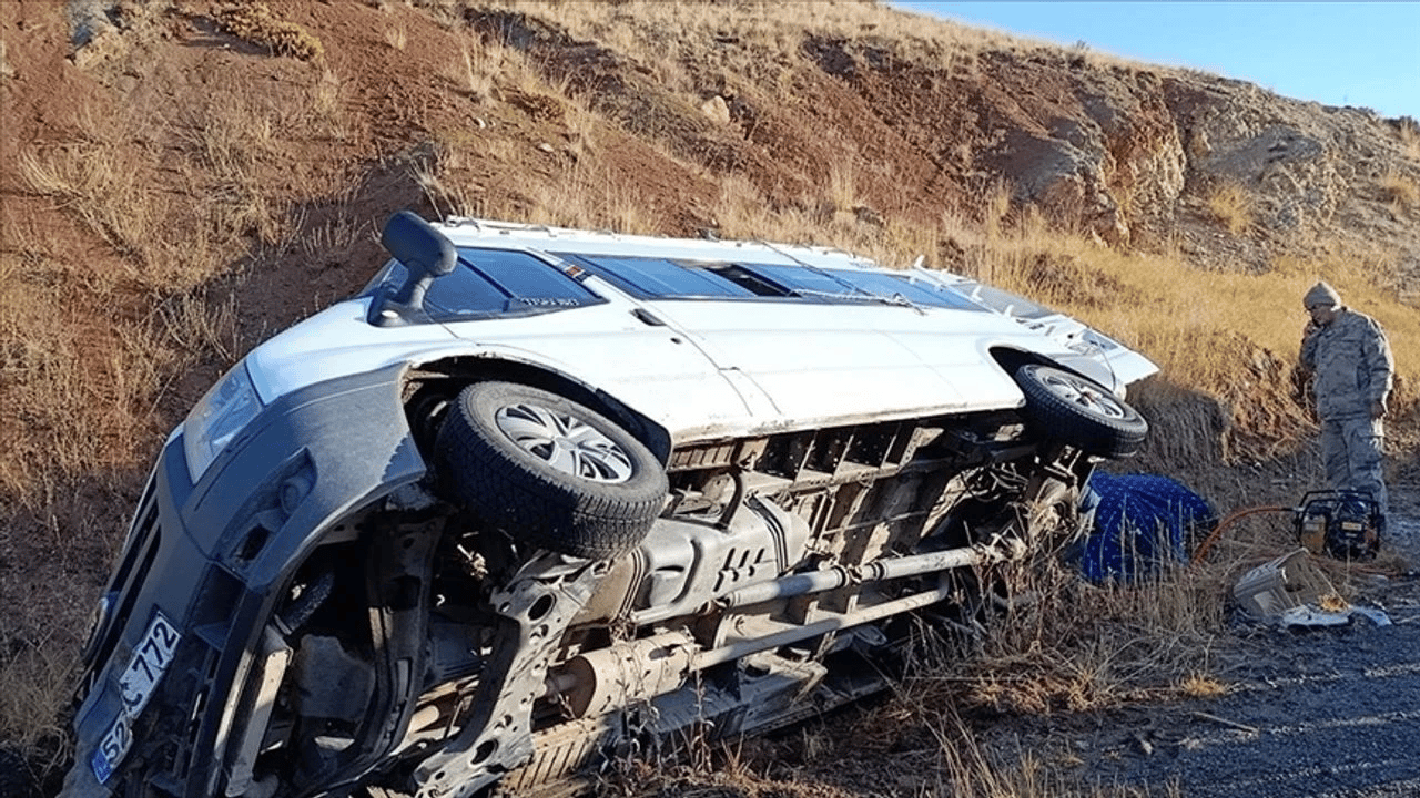 Öğretmen servis minibüsü devrildi!