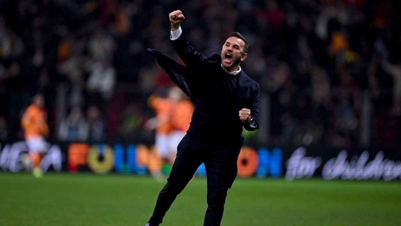 Okan Buruk, Ajax’ın teknik direktörü John Heitinga'yı koltuğundan etti