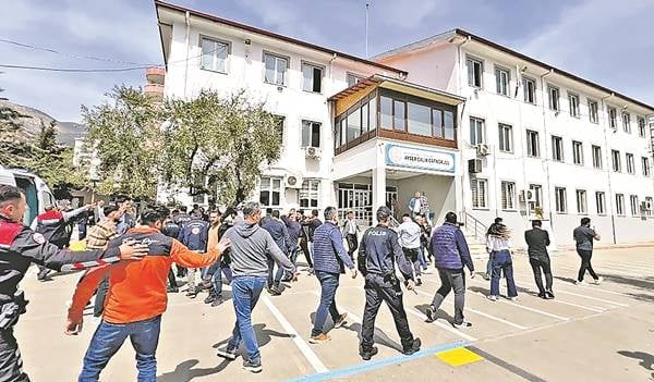 Okul Kapısındaki Büyük Kırılma