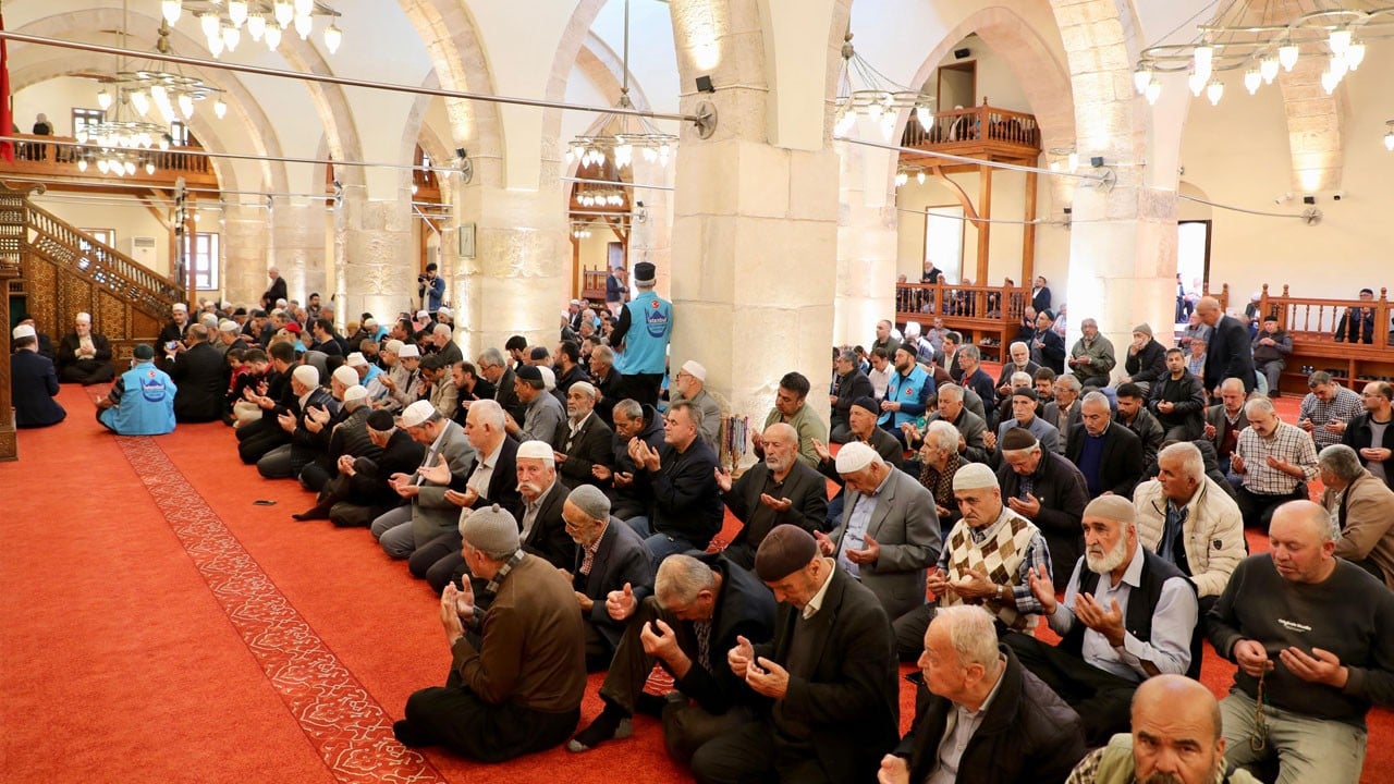 Okul saldırısında ölen öğretmen ve öğrenciler için mevlit okutuldu