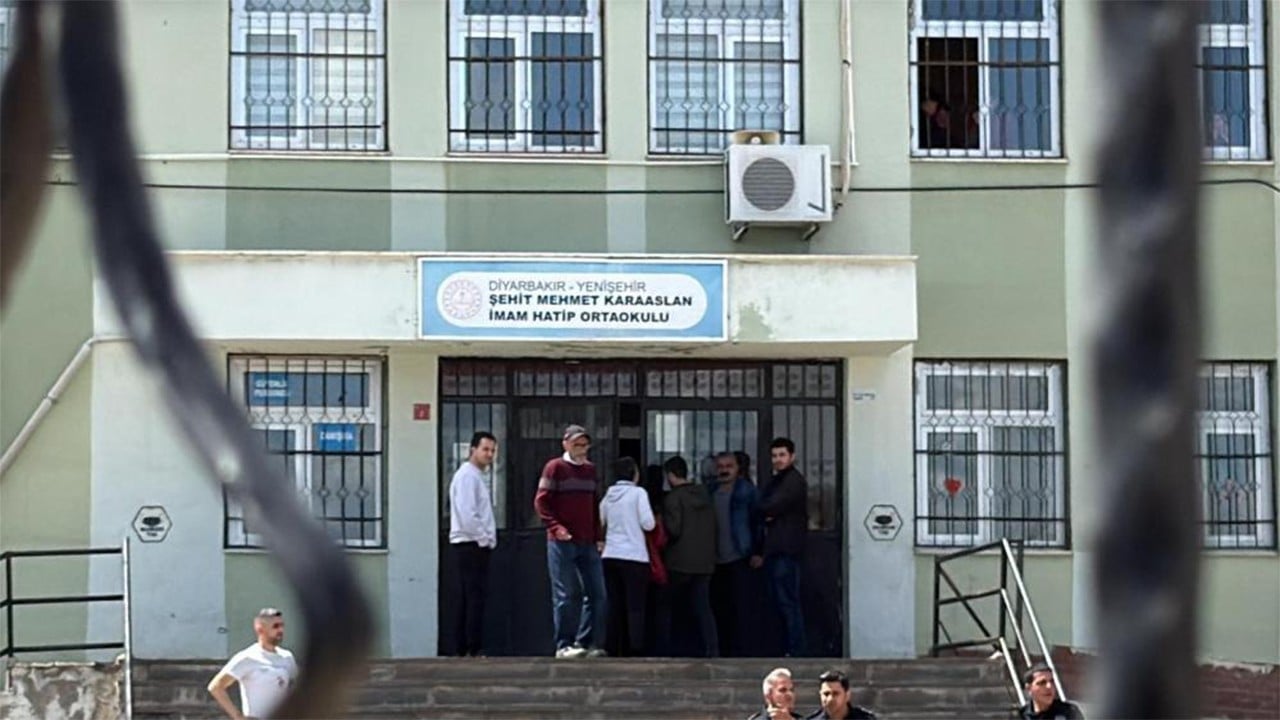 Okulda yürekler ağıza geldi Öğrenciler silah sesleri ile kaçıştı