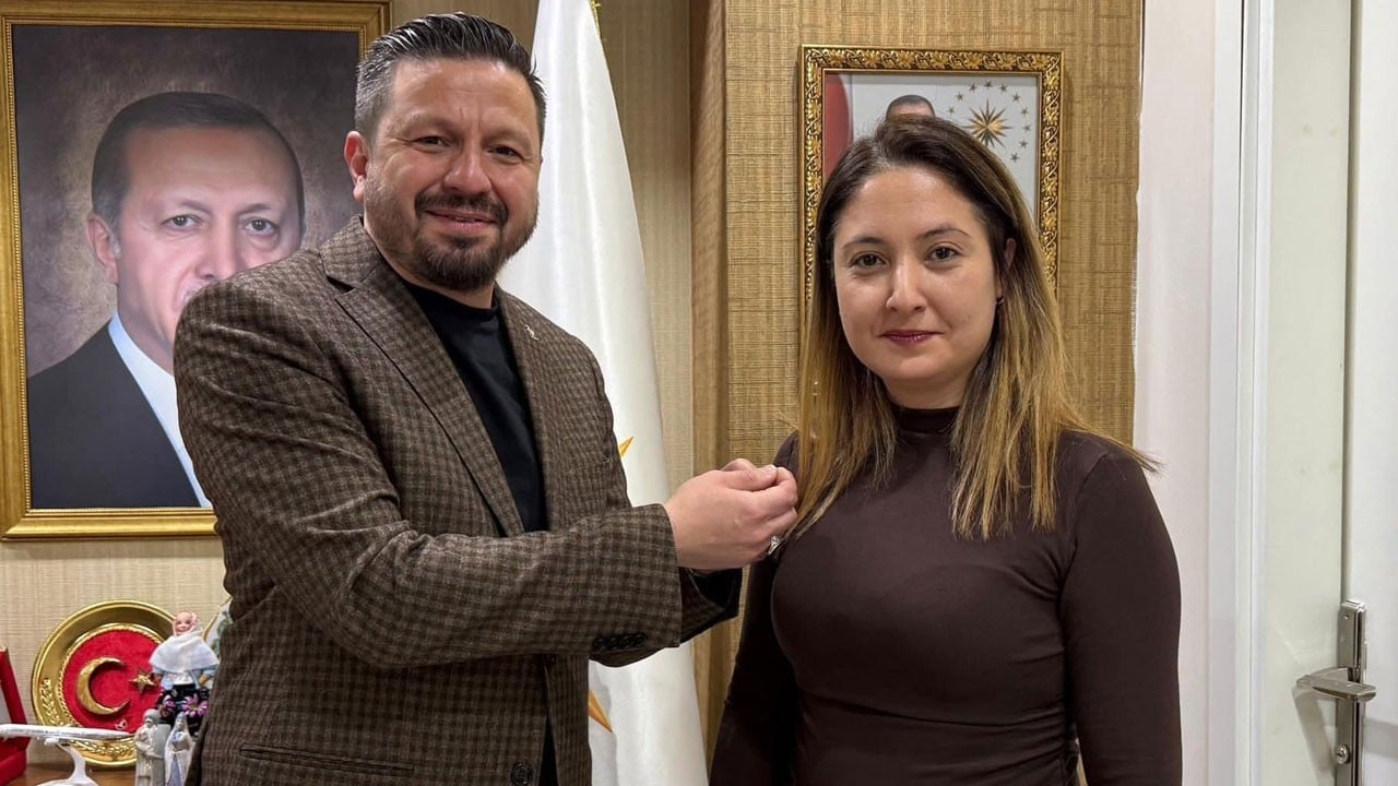 ‘Önce memleket’ diyerek CHP’den istifa eden kadın kolları başkanı AK Parti'ye katıldı