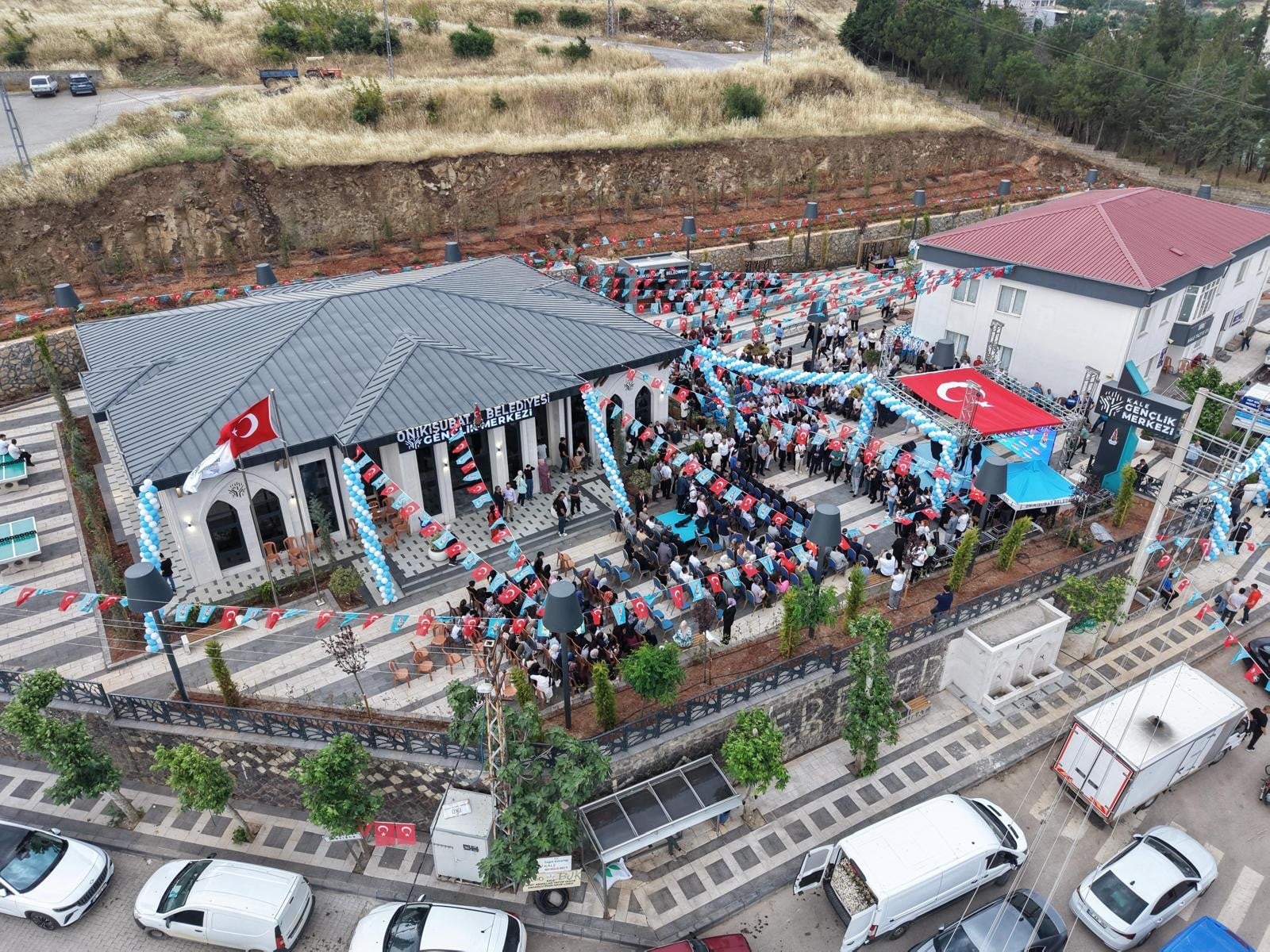 Onikişubat Belediyesi’nin Kale Gençlik Merkezi yoğun katılımla hizmete açıldı