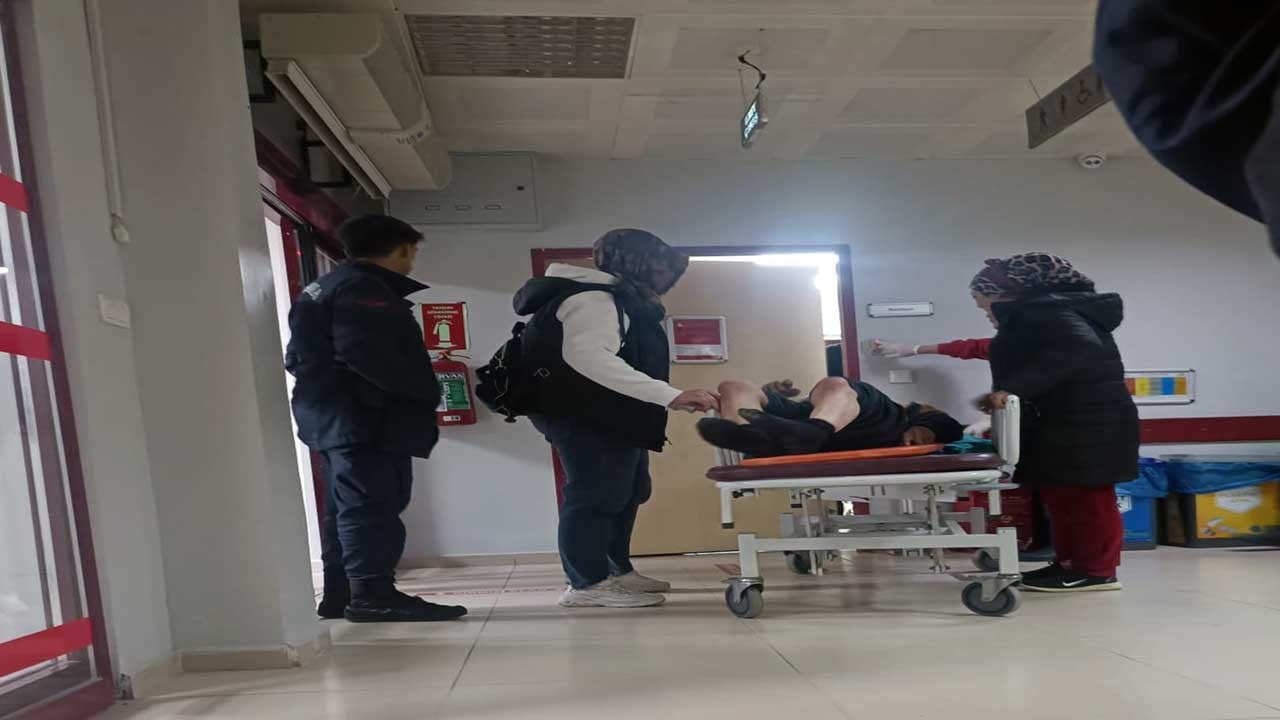 Ormanda düşen yaşlı adam sürünerek yola ulaştı