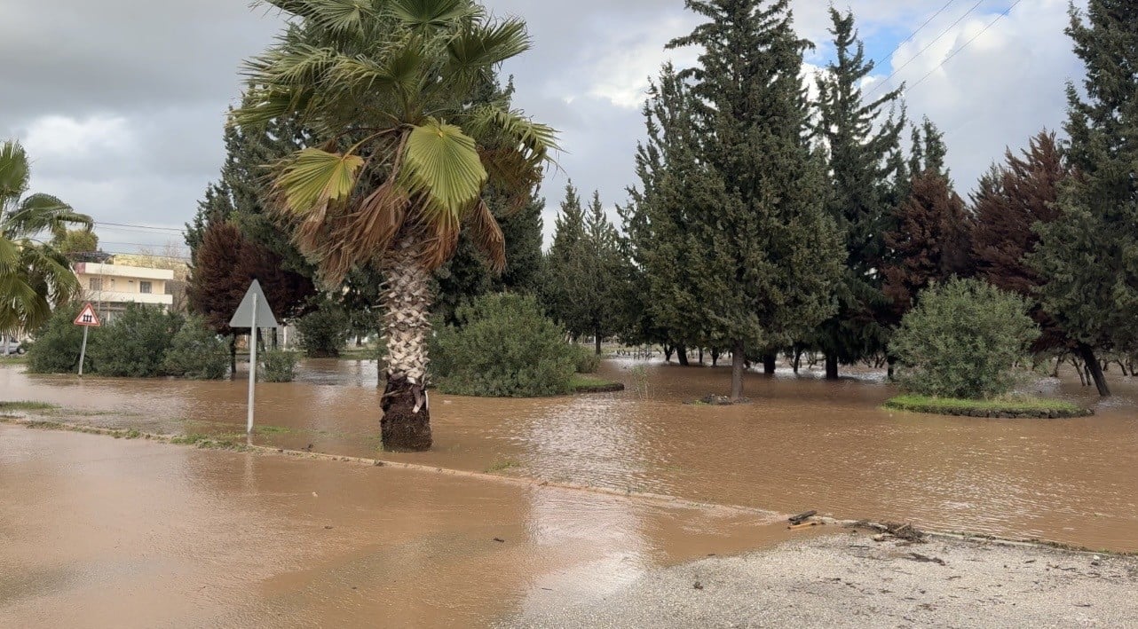 Osmaniye'de sağanak vurdu! Toprakkale sokakları göle döndü, vatandaş motosikletliyi çamurdan kurtardı!