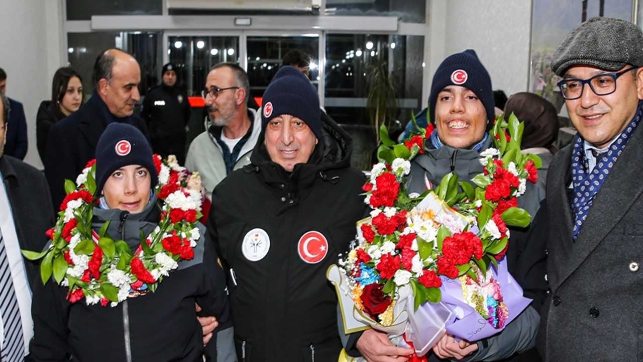 Otizmli ikiz kayakçılardan müthiş başarı