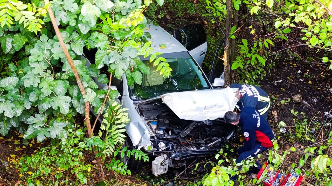 Otomobil bahçeye devrildi! 4 kişi yaralandı