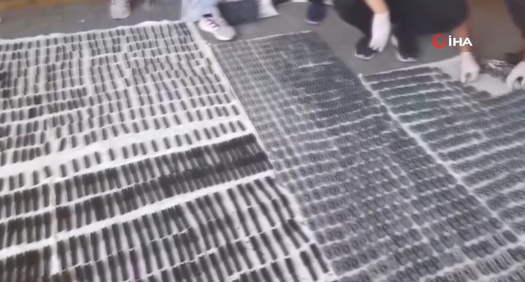 Otomobil değil sanki silah fabrikası! Durdurulan araçtan neler çıktı neler
