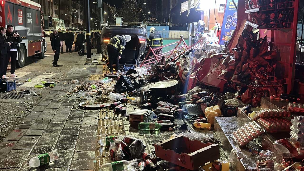 Otomobil iş yerlerine çarpıp, devrildi