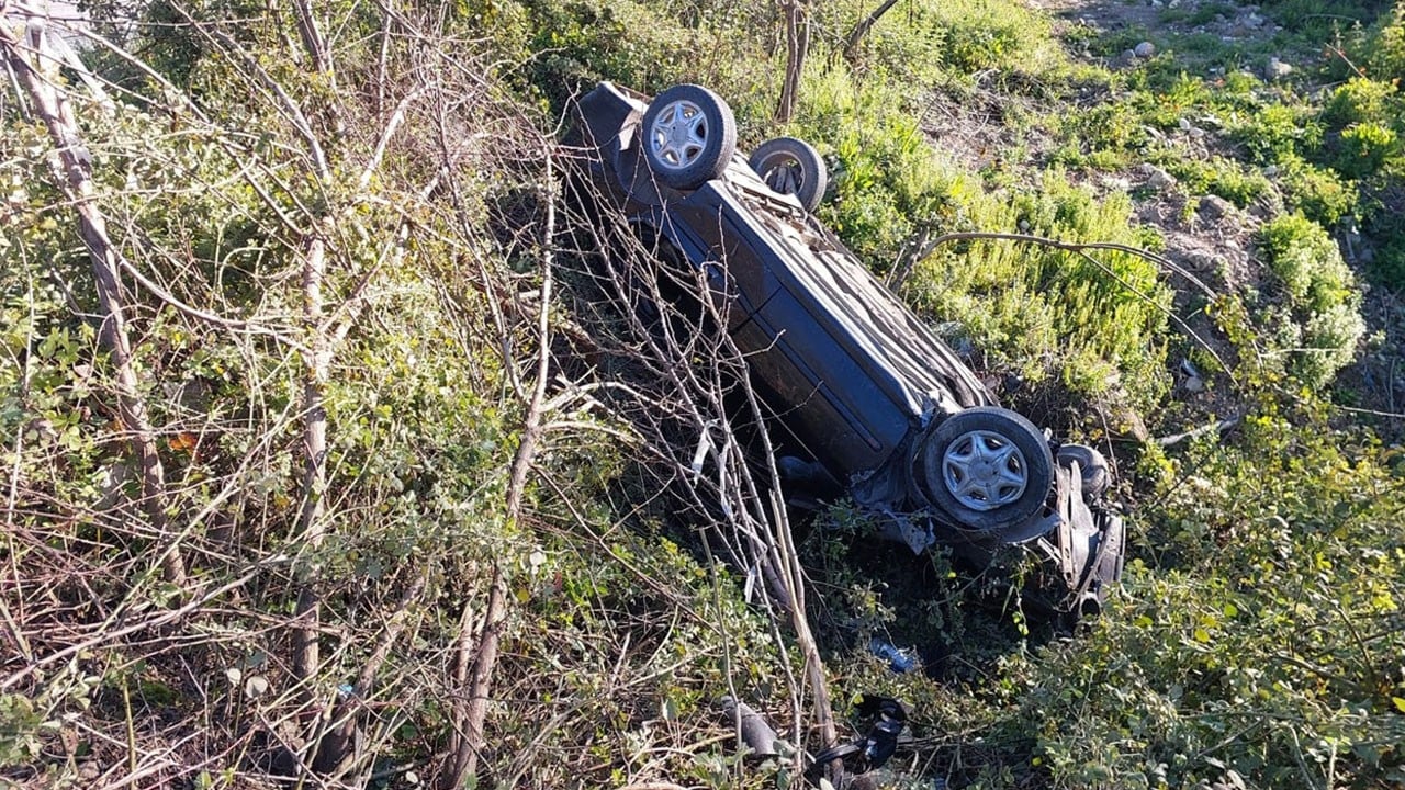 Otomobil şarampole devrildi!