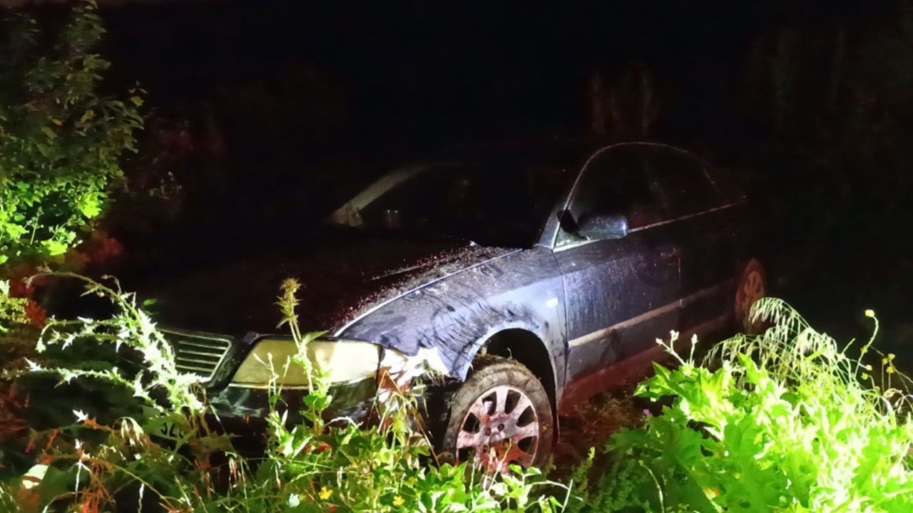 Otomobil tarlaya uçtu! Sürücü aracı bırakıp kaçtı