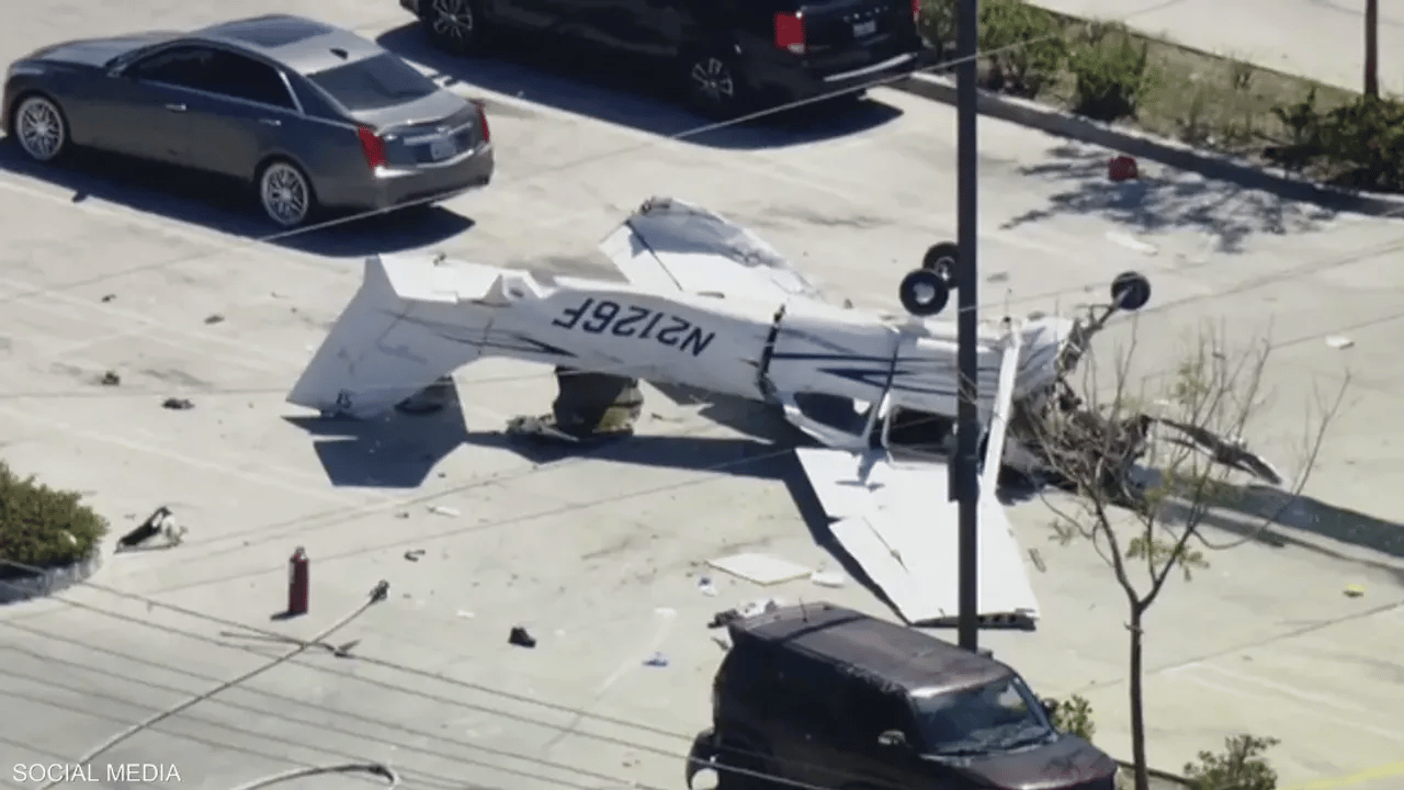 Otoparka uçak düştü!