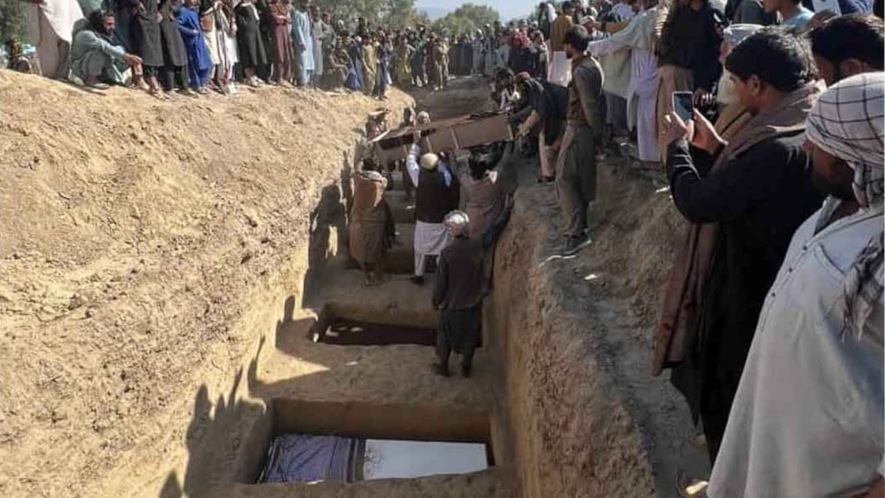 Pakistan Ordusunun öldürdüğü 17 sivil Afgan için cenaze töreni gerçekleştirildi