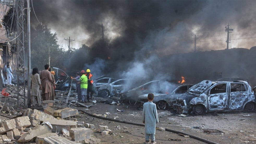 Pakistan'da bombalı saldırı: Ölü ve yaralılar var