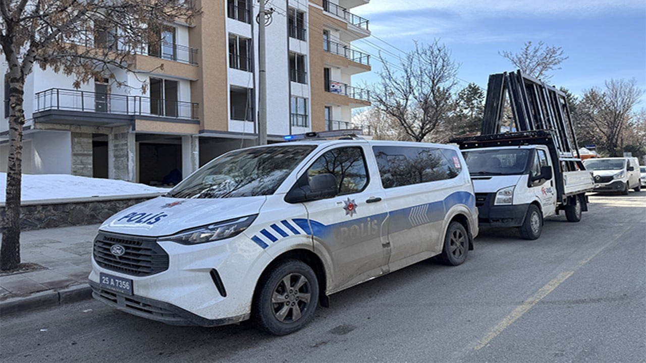 Parasını alamadı inşaatı bastı Kapı pencere ne varsa söktü
