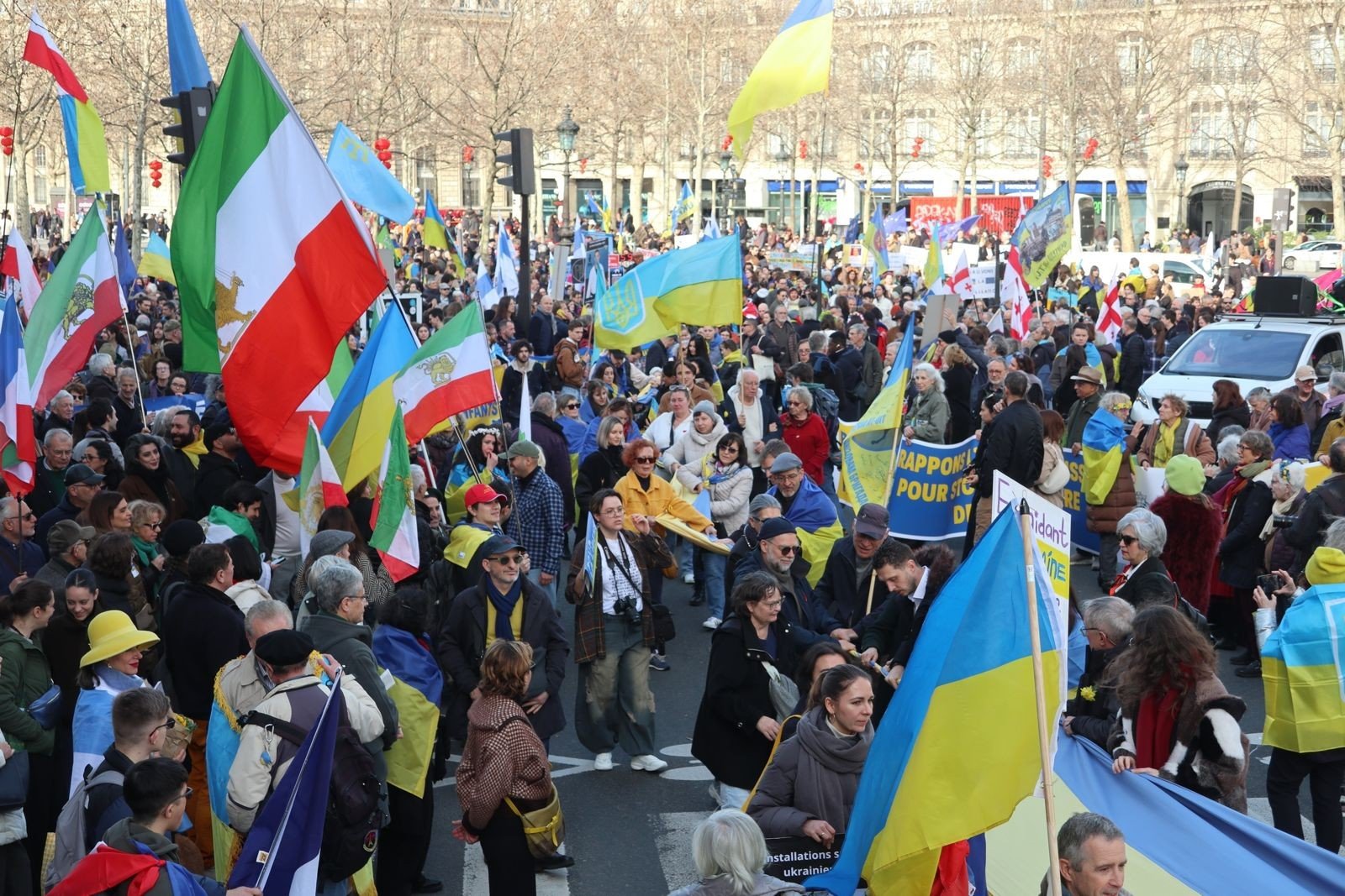 Paris’te Ukrayna’ya destek yürüyüşü