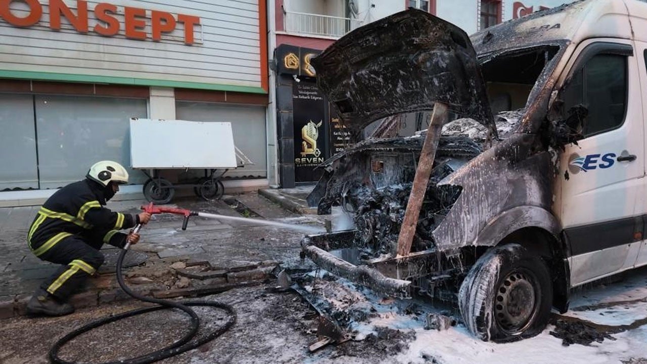 Park halindeki minibüs alev alev yandı